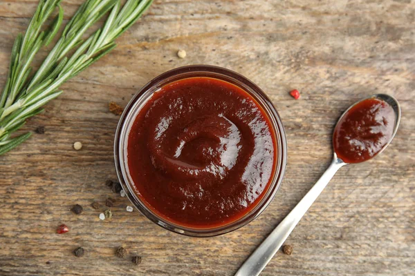 Flache Liegekomposition mit Barbecue-Sauce auf Holzgrund — Stockfoto