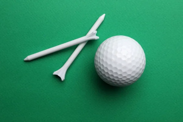 Golfbal en Tees op kleur achtergrond, platte lag. Sport uitrusting — Stockfoto