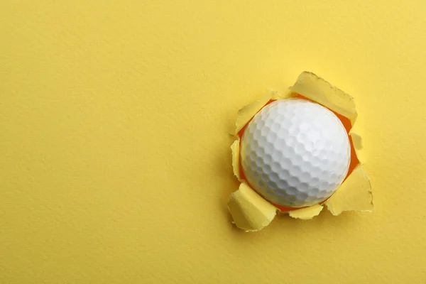 Golf topu ile yırtık renkli kağıt, metin için alan. Spor ekipmanları — Stok fotoğraf