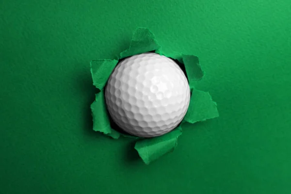 Golf topu ile yırtık renkli kağıt. Spor ekipmanları — Stok fotoğraf