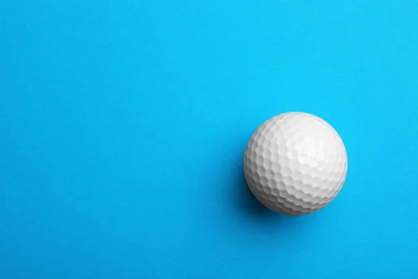 Golfbal op kleur achtergrond, bovenaanzicht. Ruimte voor tekst — Stockfoto