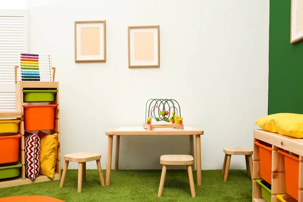 Elegante sala de juegos interior con mesa y taburetes — Foto de Stock