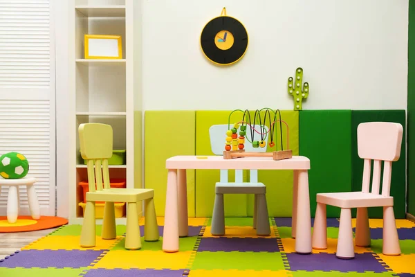 Elegante sala de juegos interior con mesa y sillas — Foto de Stock