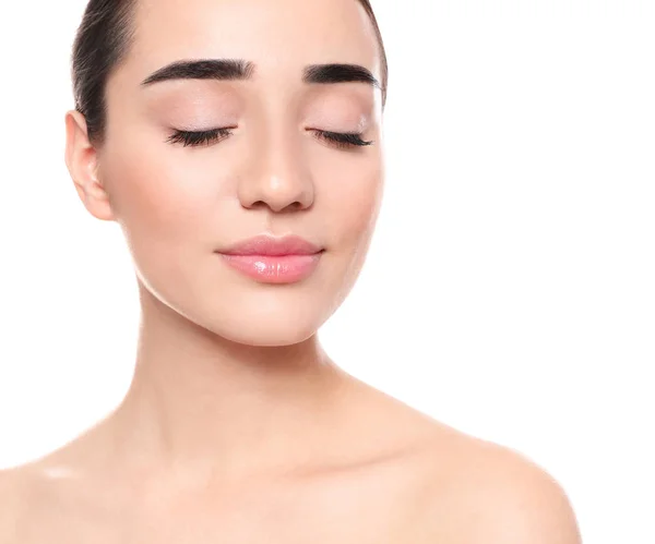 Retrato de mujer joven con cara hermosa sobre fondo blanco — Foto de Stock