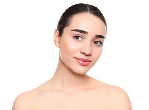 Retrato de mujer joven con cara hermosa sobre fondo blanco — Foto de Stock