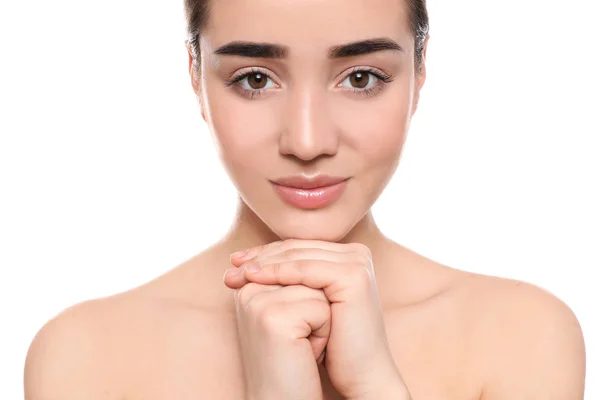 Portret van jonge vrouw met mooi gezicht tegen witte achtergrond — Stockfoto