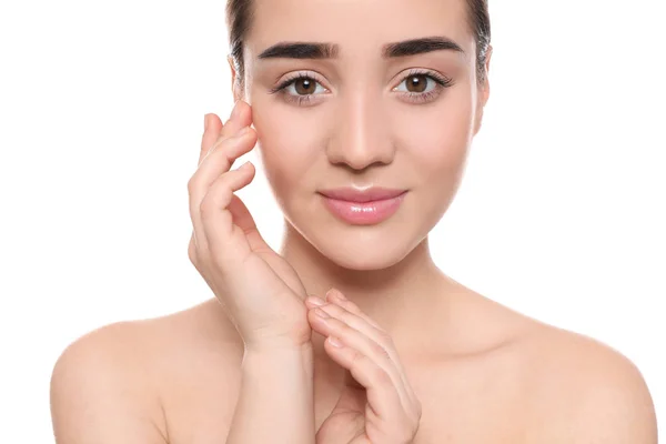 Portrait de jeune femme avec un beau visage sur fond blanc — Photo