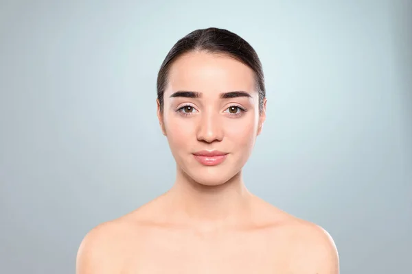 Retrato de mulher jovem com rosto bonito contra fundo de cor — Fotografia de Stock