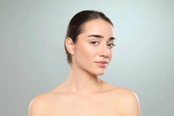 Portrait de jeune femme avec beau visage sur fond de couleur — Photo