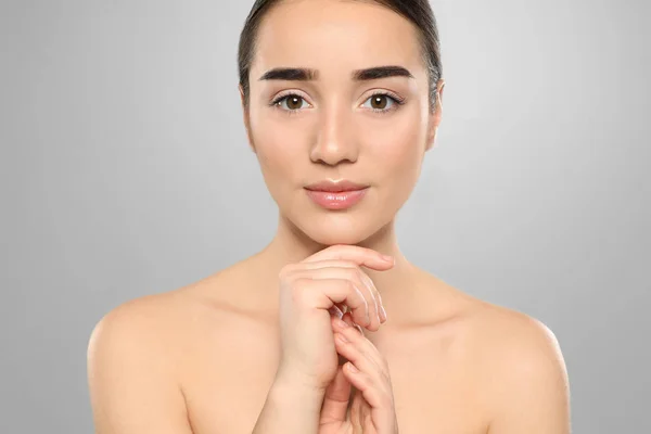 Retrato de mujer joven con cara hermosa contra fondo de color — Foto de Stock