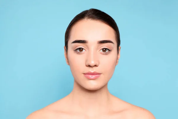 Ritratto di giovane donna con bel viso sullo sfondo a colori — Foto Stock
