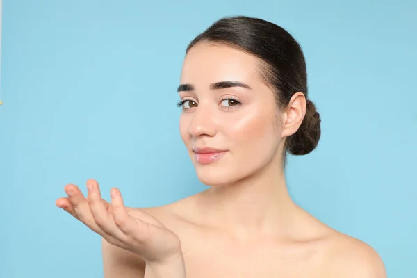 Portret van jonge vrouw met mooi gezicht tegen kleur achtergrond — Stockfoto