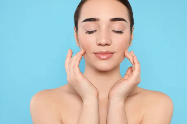 Retrato de mujer joven con cara hermosa contra fondo de color — Foto de Stock