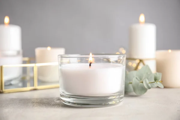 Queimando vela aromática e ramo de eucalipto na mesa — Fotografia de Stock