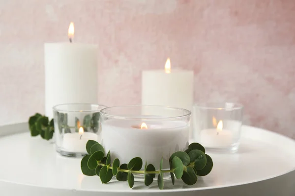 Composição com velas aromáticas ardentes e eucalipto na mesa. Espaço para texto — Fotografia de Stock