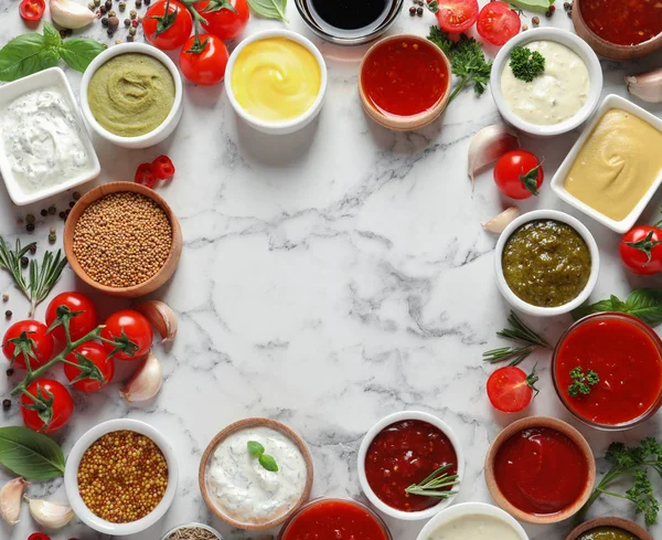 Frame gemaakt met verschillende sauzen en ingrediënten op marmeren achtergrond, platte lay. Ruimte voor tekst — Stockfoto