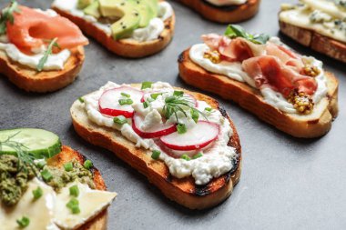 Gri masada birçok farklı lezzetli bruschettas