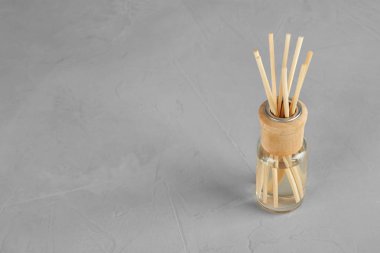 Gri masada aromatik sazlık tazeleyici, metin için alan