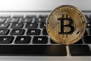 Bilgisayar klavyesi altın bitcoin, metin için alan. Dijital para birimi