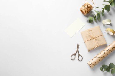 Gri arka plan üzerinde makas ile düz yatıyordu kompozisyon. Metin için alan