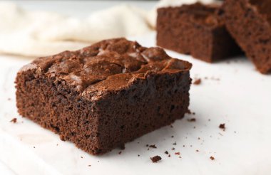 Beyaz masa üzerinde taze brownie parçaları, metin için alan. Lezzetli çikolatalı pasta