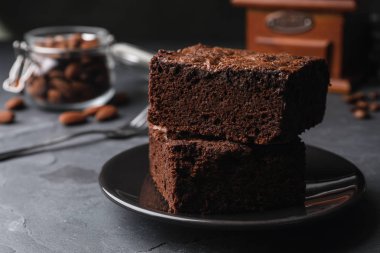 Gri masa üzerinde taze brownie ile Plaka, metin için boşluk. Lezzetli çikolatalı pasta