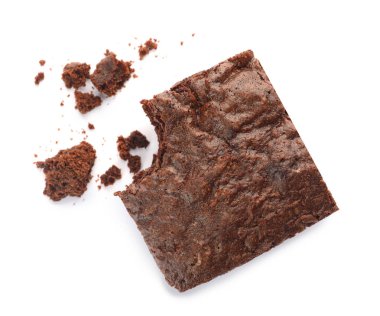 Beyaz arka plan üzerinde taze brownie parçası, üst görünümü. Lezzetli çikolatalı pasta