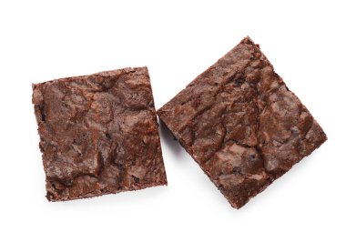 Beyaz arka plan üzerinde taze brownie parçaları, üst görünümü. Lezzetli çikolatalı pasta