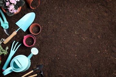 Düz toprak üzerinde Bahçe Ekipmanları ile kompozisyon yatıyordu, metin için alan