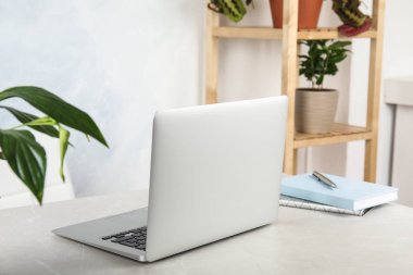Masada Oda bitkiler ve laptop ile ofis iç