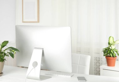 Masada Oda bitkiler ve bilgisayar monitörü ile ofis iç