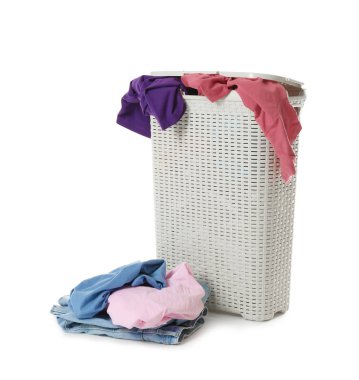 Beyaz üzerinde izole kirli giysiler ile çamaşır sepeti