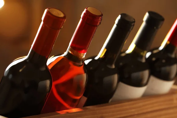 Garrafas de vinhos diferentes, close-up. Recolha cara — Fotografia de Stock