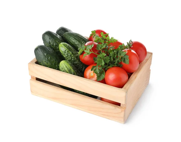 Caja de madera llena de verduras frescas sobre fondo blanco — Foto de Stock