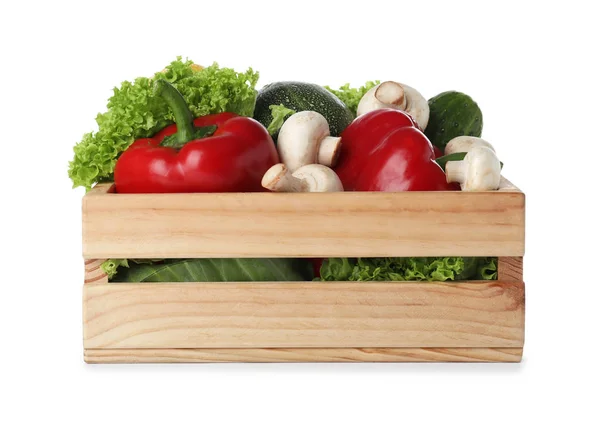 Holzkiste voller frischem reifem Gemüse auf weißem Hintergrund — Stockfoto