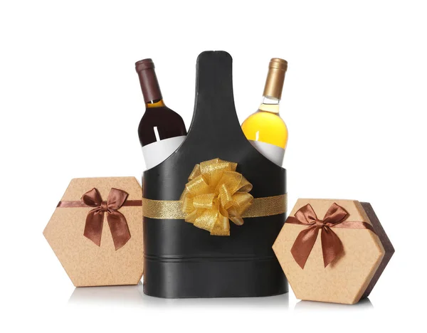 Праздничный пакет с бутылками вина и подарочные коробки на белом фоне — стоковое фото