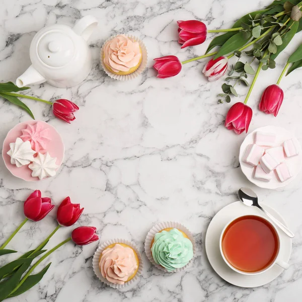 Mooie compositie met thee, desserts en tulpen op marmeren achtergrond, vlakke lag. Ruimte voor tekst — Stockfoto