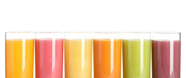 Gläser mit verschiedenen frischen Säften auf weißem Hintergrund — Stockfoto