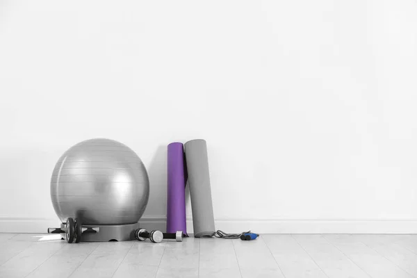 Conjunto de inventario de fitness en planta en centro de rehabilitación. Espacio para texto — Foto de Stock