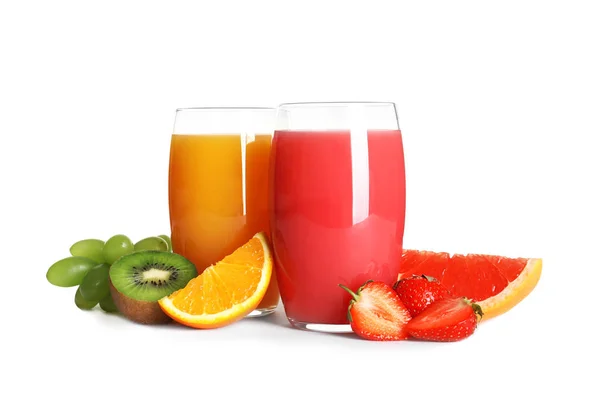 不同果汁的玻璃杯和白色背景的新鲜水果 — 图库照片