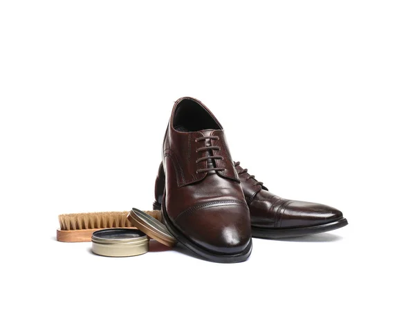 Chaussures pour hommes élégantes et accessoires d'entretien des chaussures sur fond blanc — Photo