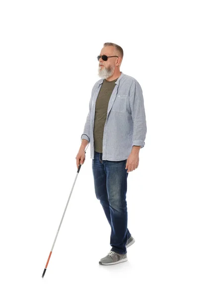 Ouder blind persoon met lange stok lopen op witte achtergrond — Stockfoto