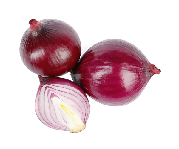 Cipolle rosse fresche intere e tagliate su sfondo bianco, vista dall'alto — Foto Stock