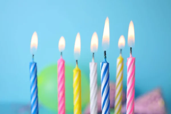 Зажигание торта свечи на цветном фоне — стоковое фото