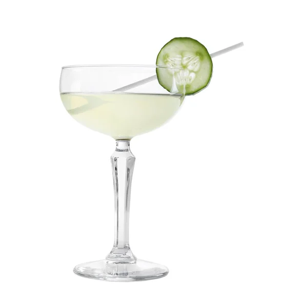 Copo de martini saboroso com pepino em fundo branco — Fotografia de Stock