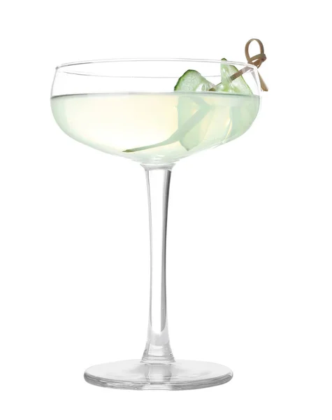Glas leckerer Martini mit Gurke auf weißem Hintergrund — Stockfoto