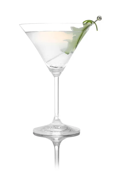 Стакан вкусного мартини с огурцом на белом фоне — стоковое фото