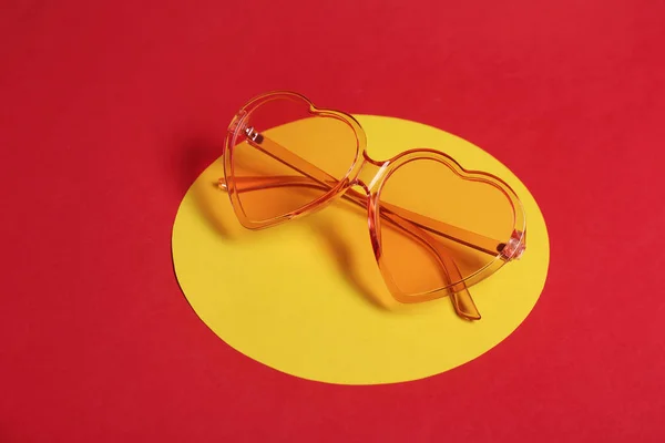 色の背景にスタイリッシュなハート形のメガネ — ストック写真