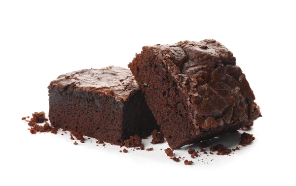 Stücke frischen Brownie auf weißem Hintergrund. leckerer Schokoladenkuchen — Stockfoto