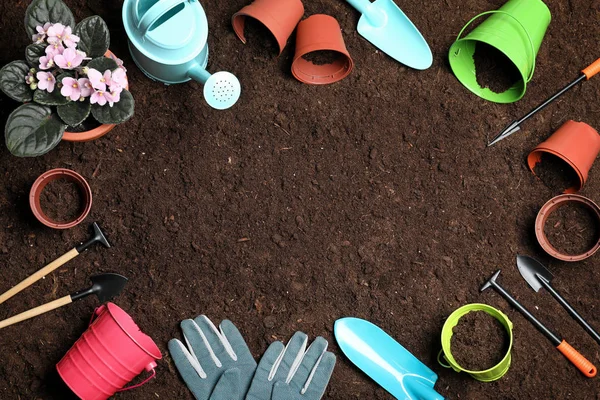 Composição de leigos planos com equipamento de jardinagem no solo, espaço para texto — Fotografia de Stock